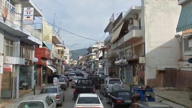 «Υπό κατάληψη πεζοδρόμιο» στα Ψαχνά με την ανοχή της Δημοτικής αρχής