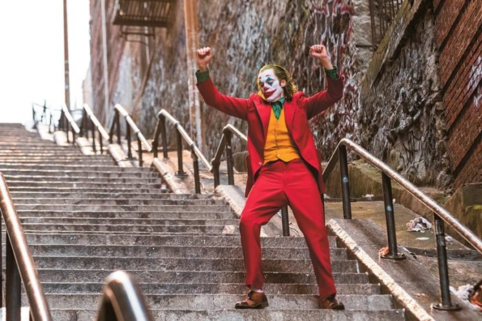Joker: Η σκοτεινή κινηματογραφική ιστορία που σαρώνει στα σινεμά