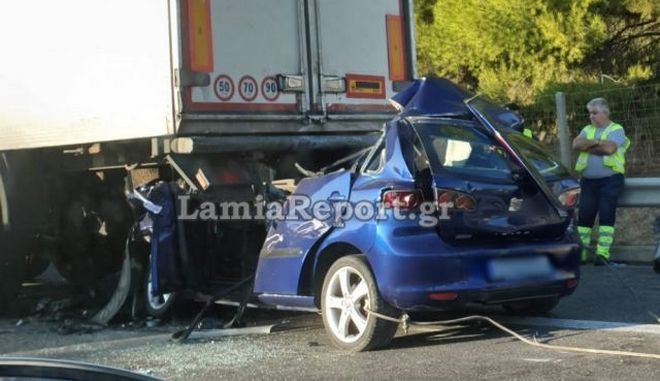 Τροχαίο στα Οινόφυτα: Αυτοκίνητο "καρφώθηκε" σε νταλίκα - Νεκρός ο 42χρονος οδηγός