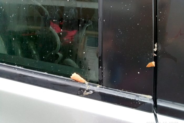 Καστέλλα: Νέα επίθεση νεαρών ΡΟΜΑ με αυγά σε διερχόμενο αυτοκίνητο (φωτογραφίες)