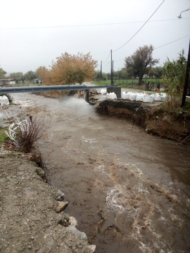 80784581_603575220409436_2182670665788686336_n 80784581_603575220409436_2182670665788686336_n Ψαχνά:Εσπασε ο κεντρικός αγωγός στο Νεκροταφείο από την υψηλή στάθμη του νερού (φωτογραφίες) 80784581 603575220409436 2182670665788686336 n