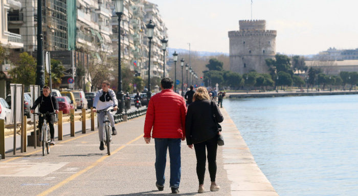Κορωνοϊός: Η αστυνομία με ντουντούκες στην παραλία Θεσσαλονίκης φωνάζει στους πολίτες «Μείνετε σπίτι σας» [βίντεο]