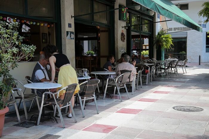 Πώς θα λειτουργήσουν εστιατόρια και καφέ από την 1η Ιουνίου - Τραπεζάκια έξω και παρέες μέχρι τεσσάρων ατόμων