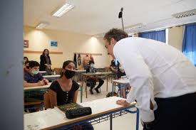 Χωρίς μέτρα προστασίας ο Μητσοτάκης σε αίθουσα διδασκαλίας (Εικόνες)