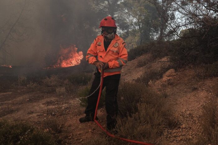 Φωτιά στις Κεχριές Κορινθίας: Σε 12 χλμ. το μέτωπο, κινείται προς Χιλιομόδι - Καταστροφές σε σπίτια