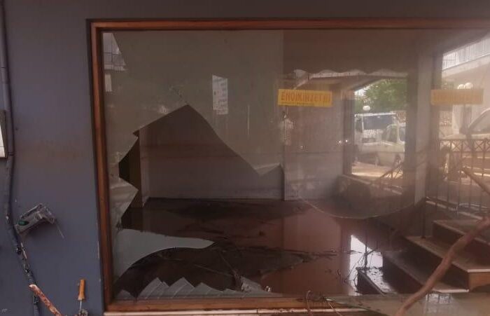 Ανυπολόγιστες ζημιές σε καταστήματα σπίτια και αυτοκίνητα στα Ψαχνά (φωτογραφίες)