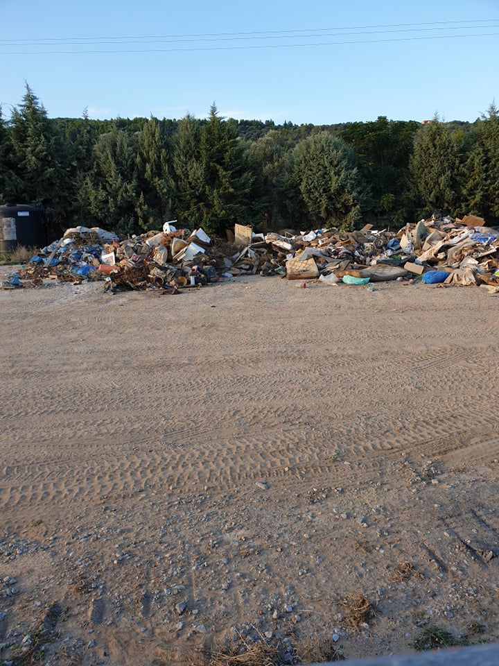 Κάτοικοι Πολιτικών καταγγέλουν: «Βρώμισε όλο το γήπεδο από τα σκουπίδια που πετάνε από τις πλημμύρες» 118154190 598126324424037 7142782240275648855 n