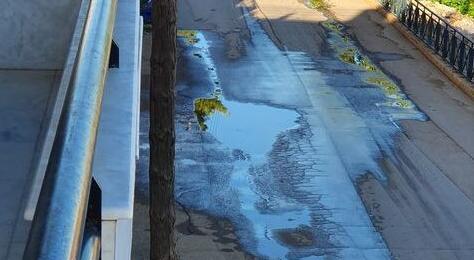 Κάτοικοι Οδού Παπαδιαμάντη:«Δύο εβδομάδες αναβλύζει νερό»