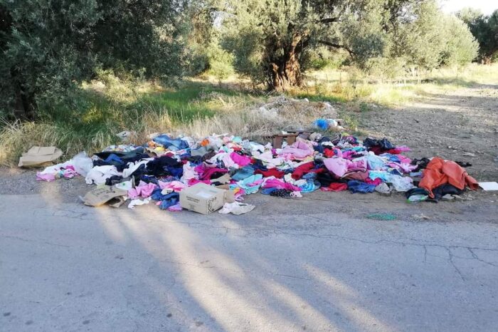 Καστέλλα: Πετάνε τα ρούχα και τα σκουπίδια πάνω στον δρόμο