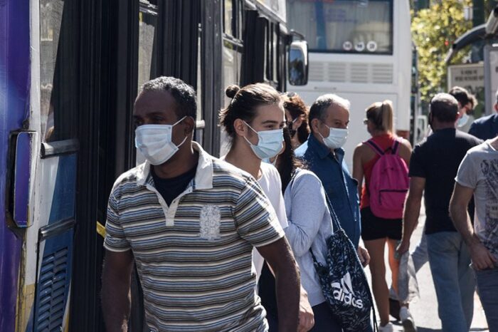 «Συναγερμός» σε Αττική, Κοζάνη, Ιωάννινα και Πέλλα - Υποχρεωτική μάσκα και σε εξωτερικούς χώρους με συνωστισμό