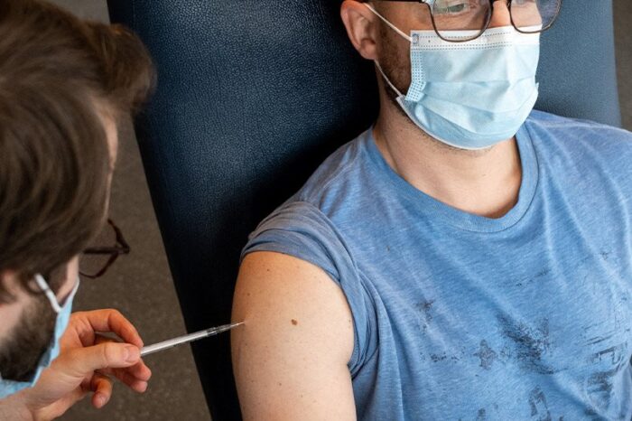 Ξεκινούν οι εμβολιασμοί των 30άρηδων, από Πέμπτη η πλατφόρμα για 40άρηδες -Ποιοι κάνουν AstraZeneca