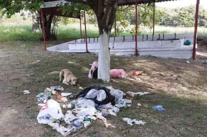 Ζωοδόχος Πηγή: Εφαγαν-ήπιαν και πέταξαν τα σκουπίδια στο προαύλιο της εκκλησίας (φωτογραφίες)