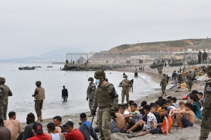 Ισπανία: Ο Σάντσεθ απέλασε 2.700 μετανάστες σε μια μέρα