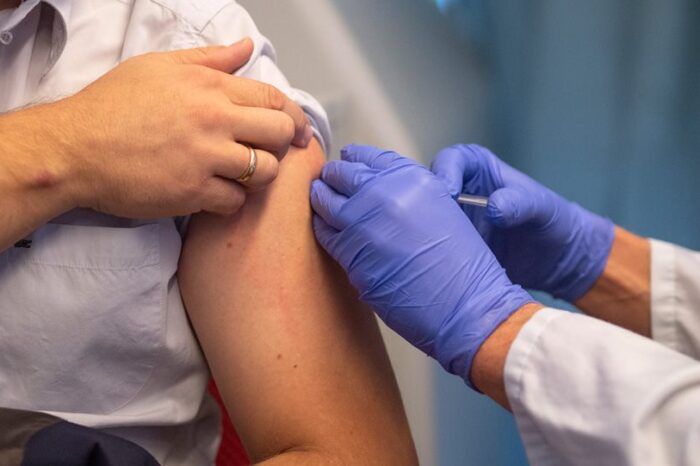 Κορωνοϊός: Τι προβλέπεται όταν ένας πλήρως εμβολιασμένος έρθει σε επαφή με επιβεβαιωμένο κρούσμα
