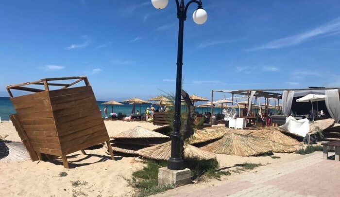 Ανεμοστρόβιλος "χτύπησε" παραλία της Χαλκιδικής που ήταν γεμάτη κόσμο - Μια τραυματίας