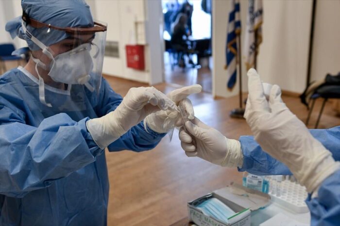Γιατί νοσούν οι εμβολιασμένοι: Δημόπουλος, Μαγιορκίνης συνοψίζουν τα δεδομένα