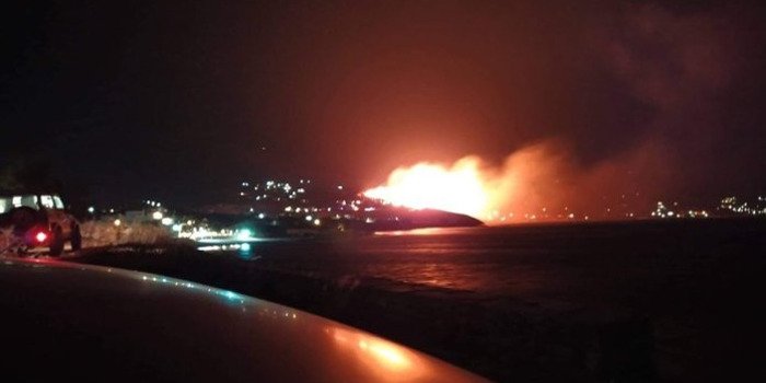Μεγάλη φωτιά στην Κάρυστο: Δίπλα στα σπίτια στον Κοκκίνη οι φλόγες -Εκκένωση δυο οικισμών