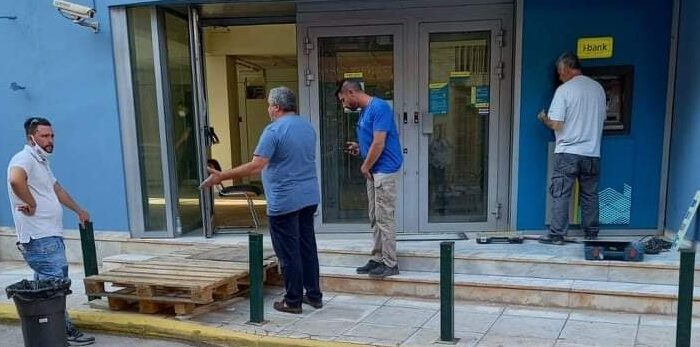 Ψαχνά:Συνεργείο της Εθνικής τράπεζας επιχείρησε να «ξηλώσει» απροειδοποίητα το ΑΤΜ-Παρενέβη έξαλλος ο Δήμαρχος Γιώργος Ψαθάς και απαγόρευσε την αποσύνδεση του
