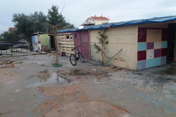 Φρίκη στον Βόλο: Είχαν τον 55χρονο γιο τους δεμένο με αλυσίδα 15 μέτρων στην αυλή του σπιτιού