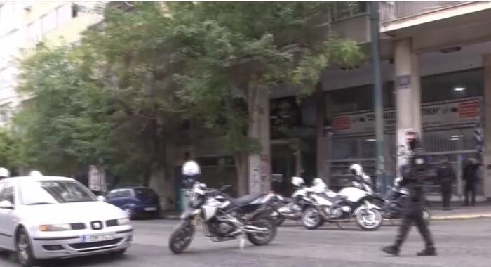 Σκηνές τρόμου στο κέντρο της Αθήνας: Αυτοκίνητο εμβόλισε μηχανή της ΔΙ.ΑΣ. – Τραυματίας ένας αστυνομικός