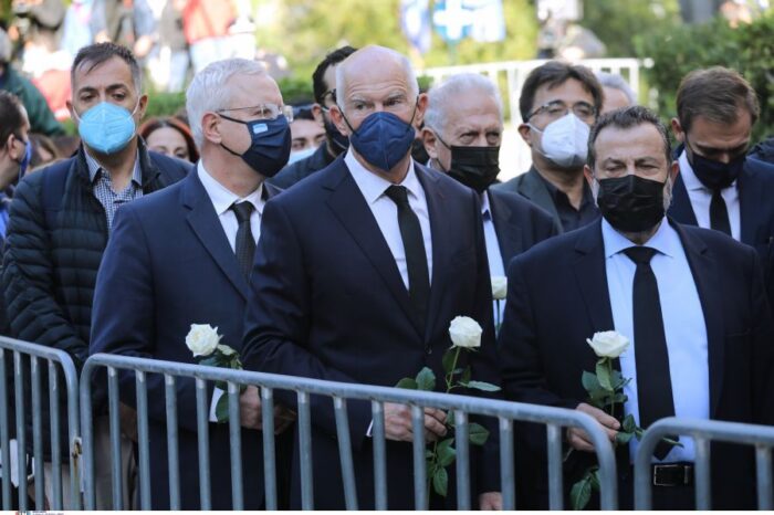 Φώφη Γεννηματά: Με λευκά τριαντάφυλλα οι βουλευτές του ΚΙΝΑΛ στη Μητρόπολη