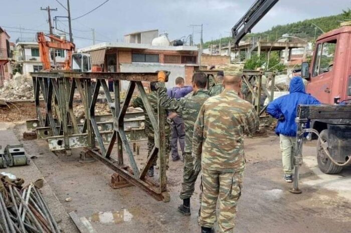 Τώρα:Τοποθετείται στα Πολιτικά σιδερένια στρατιωτική γέφυρα τύπου Μπέλεϋ