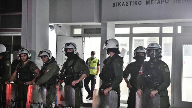 Καταδίωξη στο Πέραμα: Στη ΓΑΔΑ κρατούνται οι 7 αστυνομικοί - Απειλούν με αντίποινα οι Ρομά