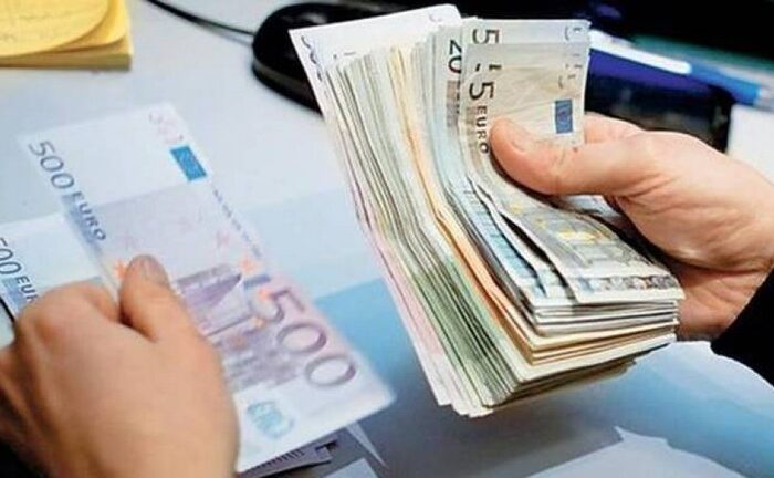Βρήκαν €320.000 στο χρηματοκιβώτιο διοικητή AT που εμπλέκεται στο κύκλωμα με τα πλαστά διαβατήρια