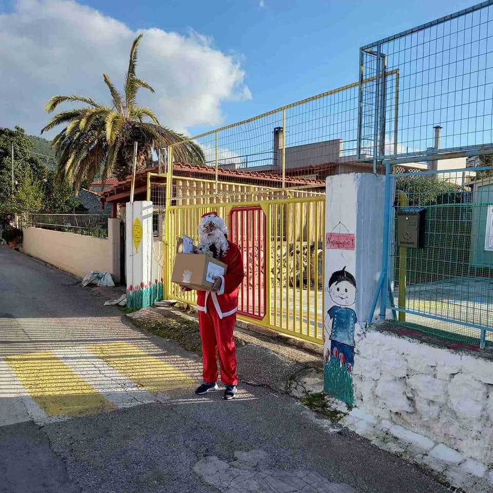 Η ΔΗΜΤΟ Διρφύων Μεσσαπίων μοίρασε δώρα και γλυκά στα παιδιά του Νηπιαγωγείου και του Δημοτικού των Πολιτικών (φωτό) FB IMG 1640258298671