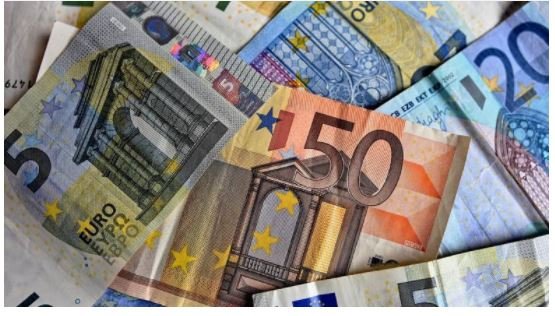 Σκρέκας: Στα 42 ευρώ το ποσό στήριξης για το ρεύμα και 20 ευρώ για το φυσικό αέριο