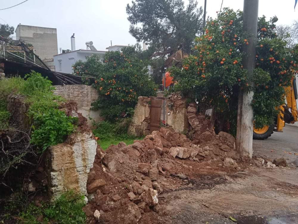 Πολιτικά:Ο Δήμαρχος «έριξε» παλιό  επικίνδυνο σπίτι με πλίθες received 4496816783779922