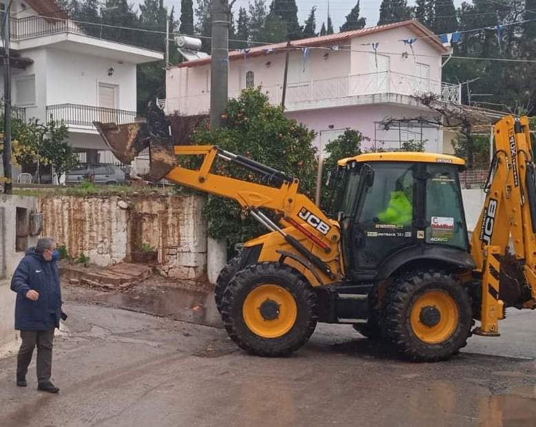 Πολιτικά:Ο Δήμαρχος «έριξε» παλιό  επικίνδυνο σπίτι με πλίθες received 679765086360970
