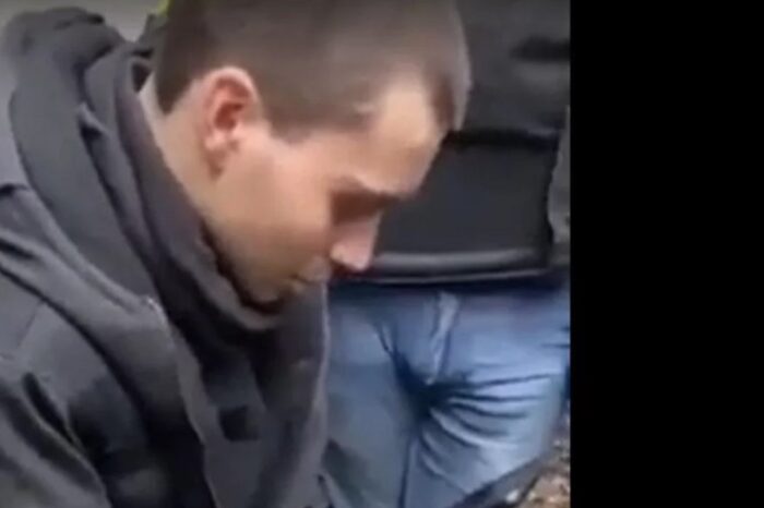 Η στιγμή που Ουκρανοί πιάνουν αιχμάλωτο Ρώσο στρατιώτη και τον βάζουν να τηλεφωνήσει στους γονείς του (video)