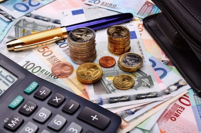 Κατώτατος μισθός: Ανεβαίνει στα 713 ευρώ από σήμερα - Τα επιδόματα που συμπαρασύρει η αύξησή του