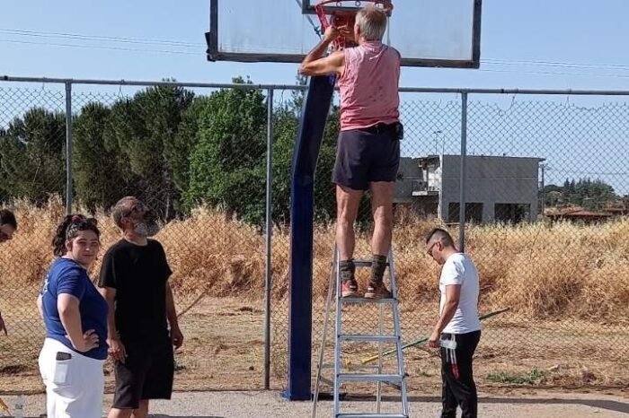 Ψαχνά:Εθελοντές καθάρισαν το γηπεδάκι του μπάσκετ στα Ψαχνά