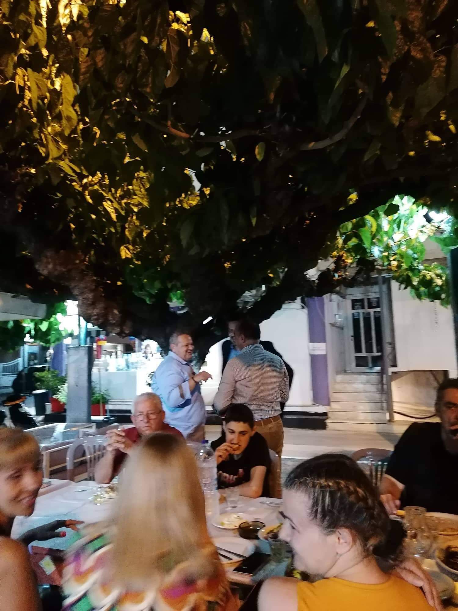 Δείπνησε με φίλους στα Ψαχνά ο Στέλιος Καρβελάς received 3345390052358841