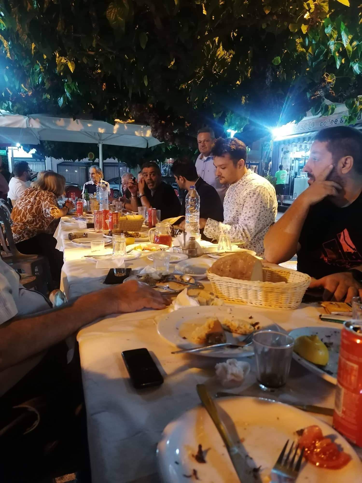 Δείπνησε με φίλους στα Ψαχνά ο Στέλιος Καρβελάς received 420987616709125