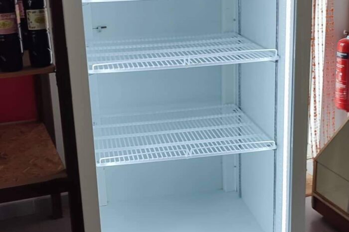 Ψαχνά:Πωλείται επαγγελματικό ψυγείο