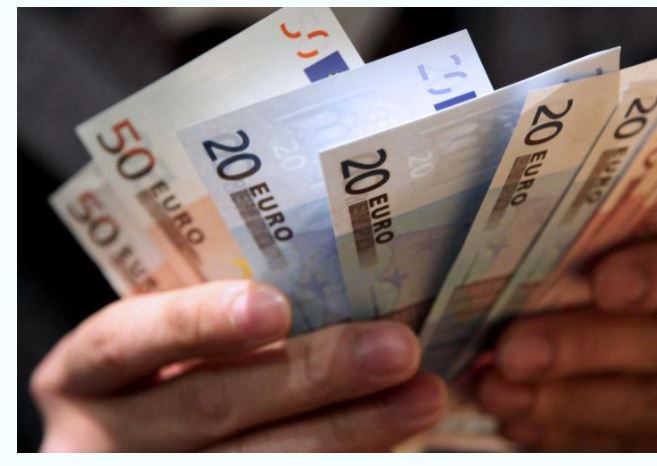 Επιταγή ακρίβειας: «Άνοιξε η ομπρέλα» των δικαιούχων για τα 250 ευρώ – Οι παγίδες