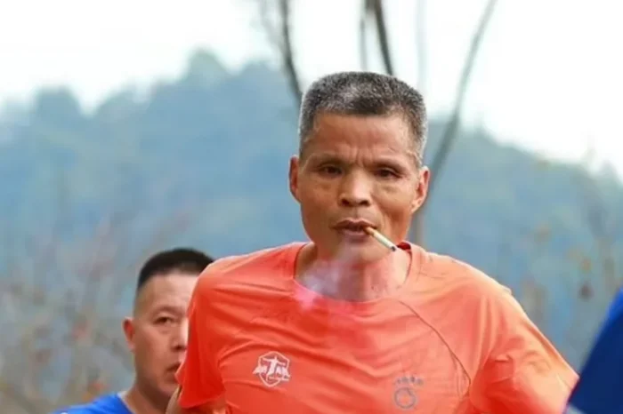Viral ο 50χρονος Κινέζος που κάπνιζε ενώ έτρεχε σε μαραθώνιο