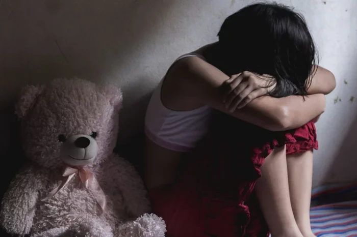 Φρίκη στα Πετράλωνα: Αδέλφια καταγγέλλουν τον πατέρα τους για βιασμό και τη μητέρα για συγκάλυψη