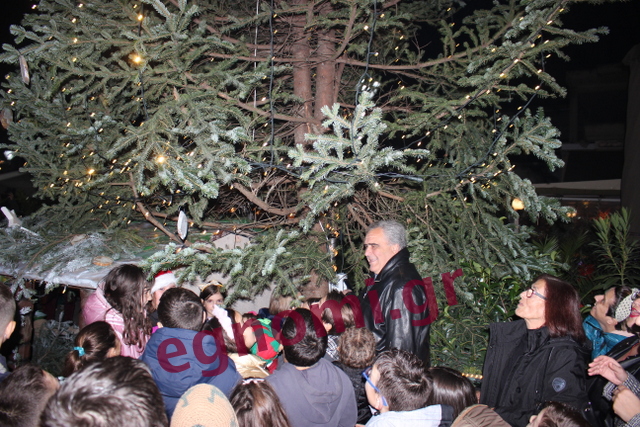 Ψαχνά:Άναψε το Χριστουγεννιάτικο δένδρο ο Δήμαρχος
