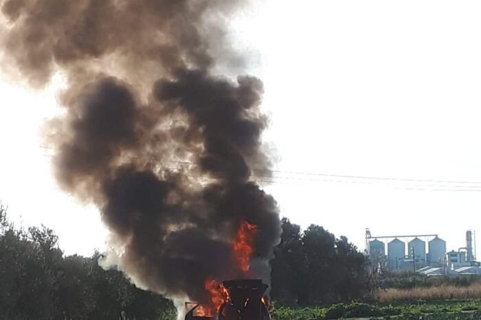 Ψαχνά:Αμάξι άρπαξε φωτιά και κάηκε ολοσχερώς