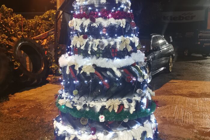 Χριστουγεννιάτικο δένδρο με λάστιχα αυτοκινήτων στόλισε βουλκανιζατέρ στα Ψαχνά