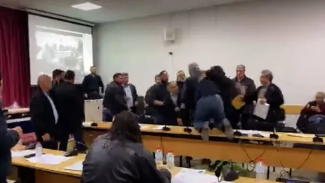 Κρήτη: Χαμός στο δημοτικό συμβούλιο Γόρτυνας, πιάστηκαν στα χέρια - Δείτε βίντεο