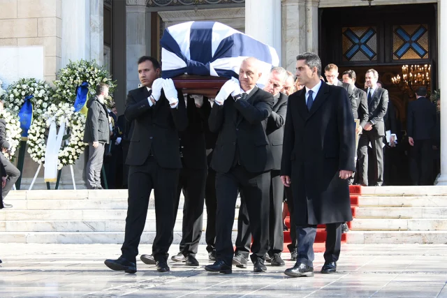 Κηδεία τέως βασιλιά Κωνσταντίνου: Με τον εθνικό ύμνο ο αποχαιρετισμός στη Μητρόπολη