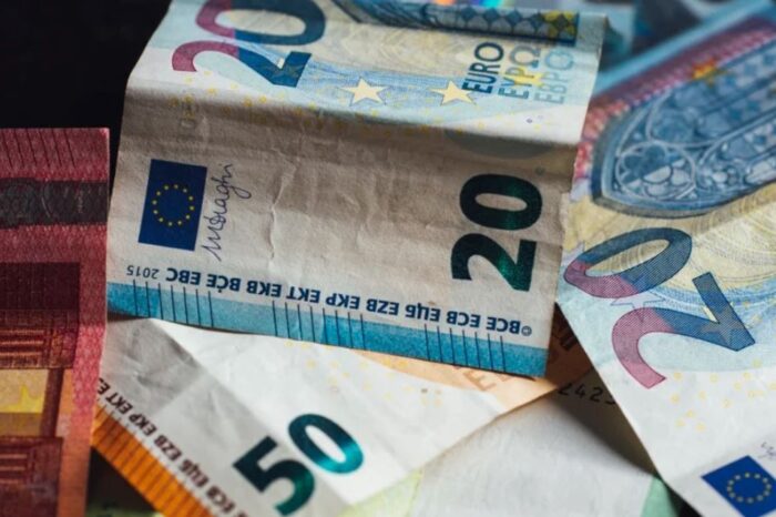“Πάω μπροστά” από τη ΔΥΠΑ: Λήγει σήμερα η προθεσμία των αιτήσεων για το επίδομα των 400 ευρώ