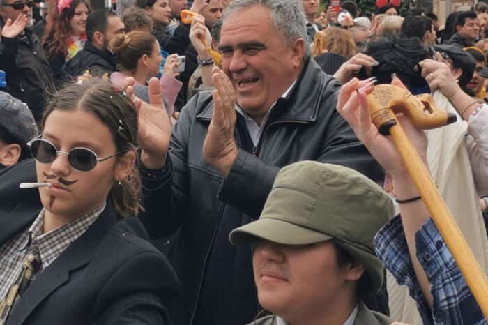 Έλα στον παππού Δήμαρχε! (video)