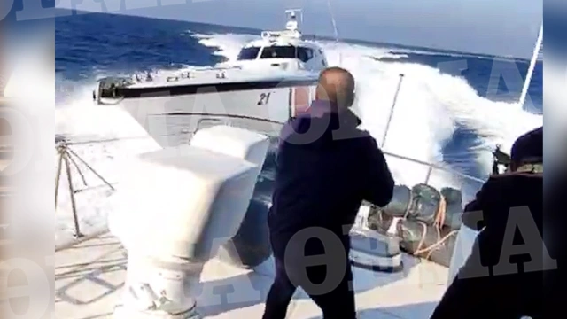 Φαρμακονήσι: Τουρκική ακταιωρός προσπαθεί να εμβολίσει σκάφος του Λιμενικού - Πυροβολισμοί από τους Έλληνες - Ολόκληρο το βίντεο