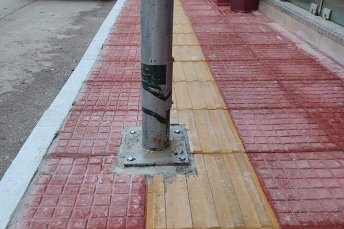 Ψαχνά:Στις κολώνες οδηγούν τους τυφλούς τα  καινούρια πεζοδρόμια (φωτό)